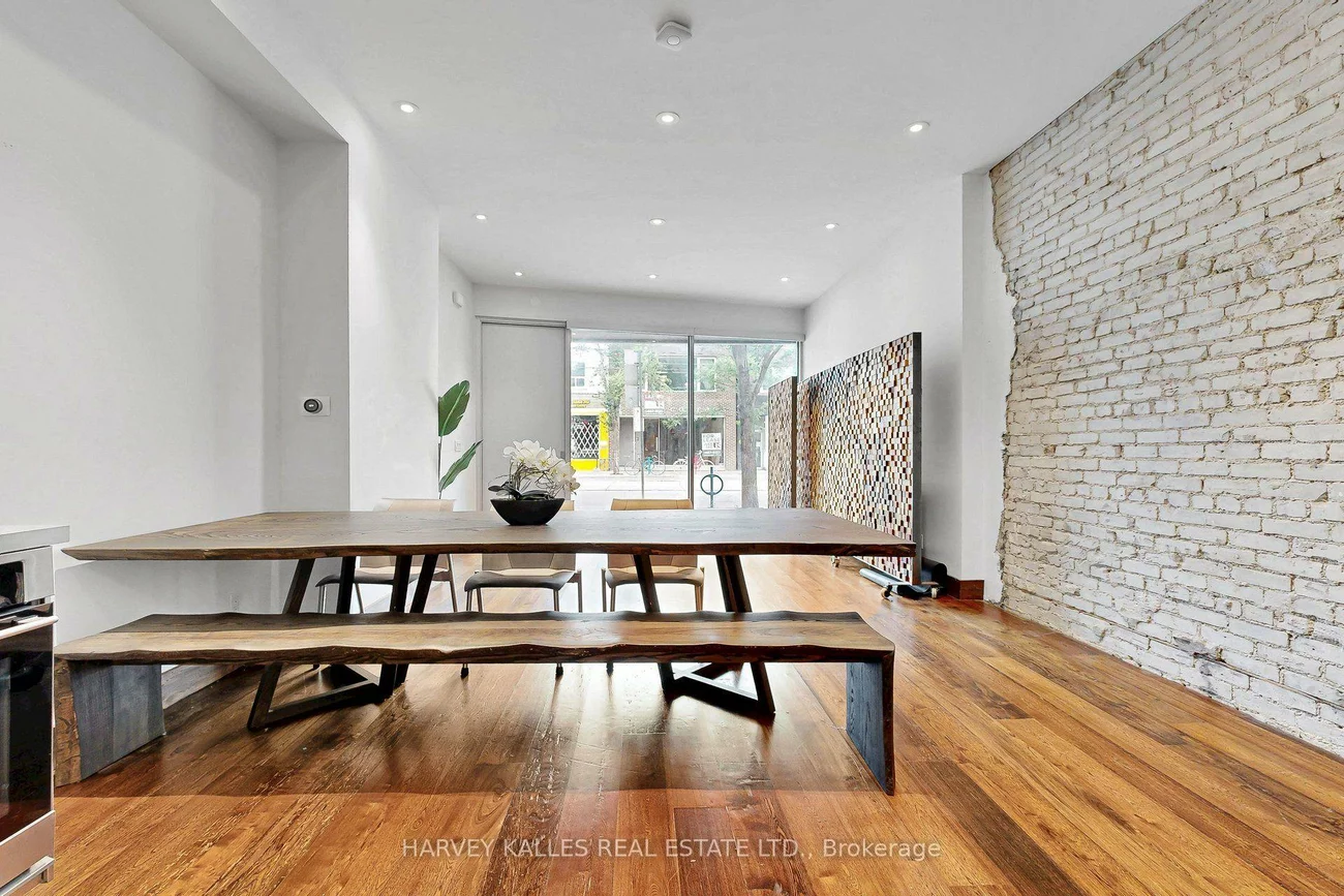 819, Dundas, Trinity-Bellwoods, Toronto