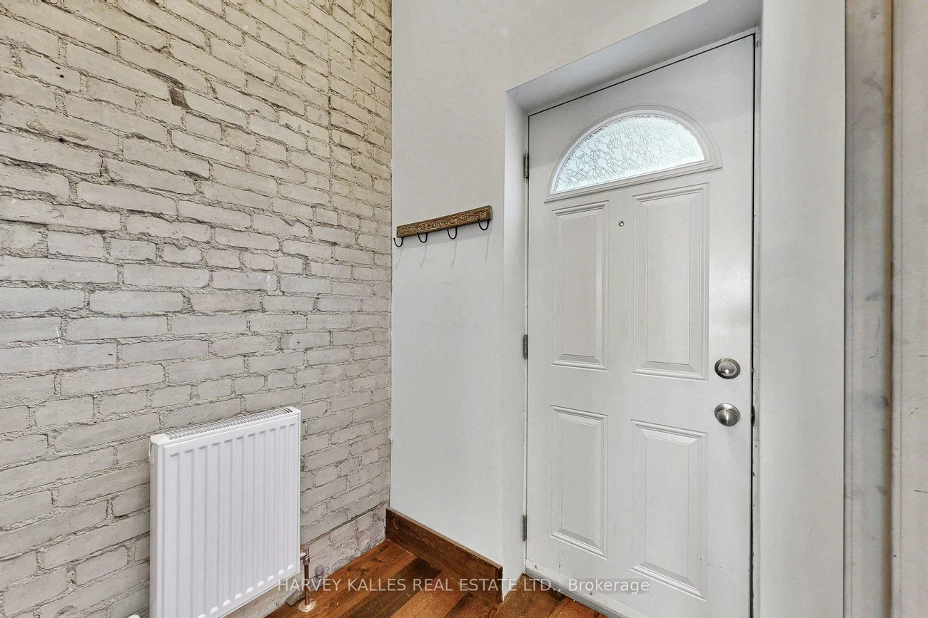 819, Dundas, Trinity-Bellwoods, Toronto