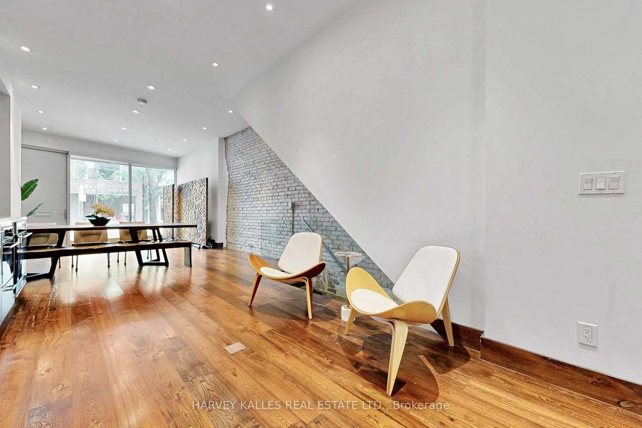 819, Dundas, Trinity-Bellwoods, Toronto