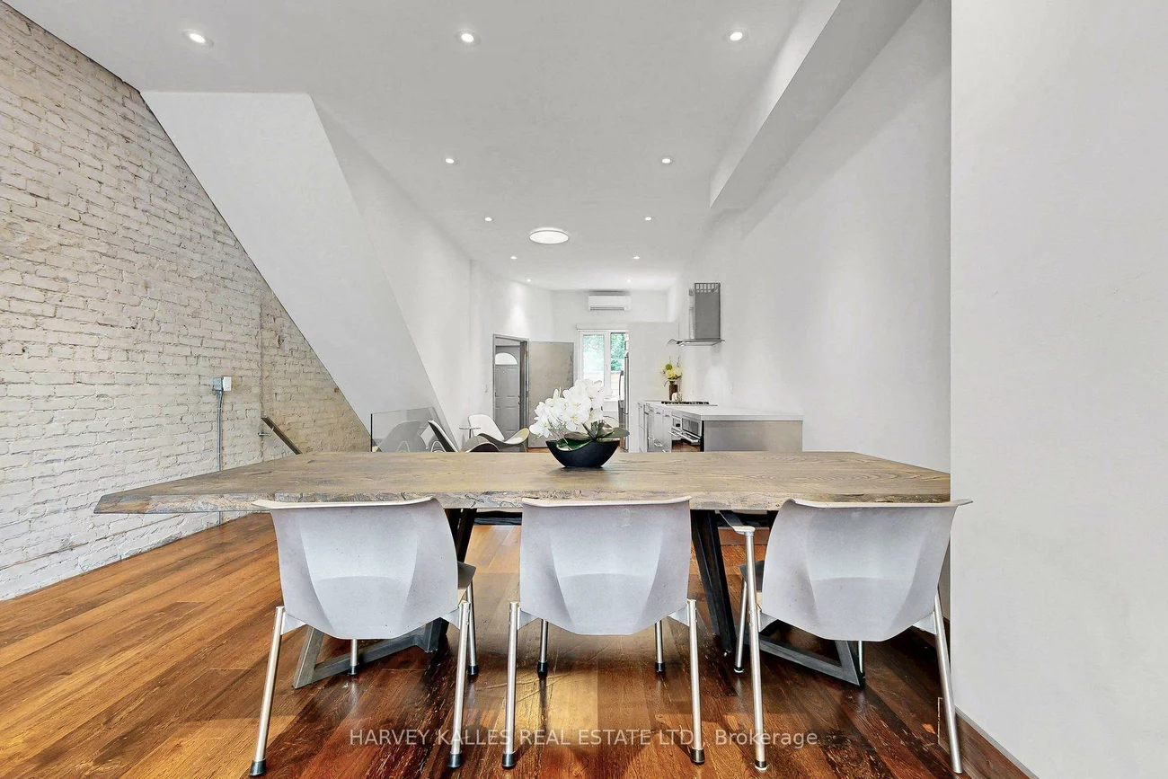 819, Dundas, Trinity-Bellwoods, Toronto