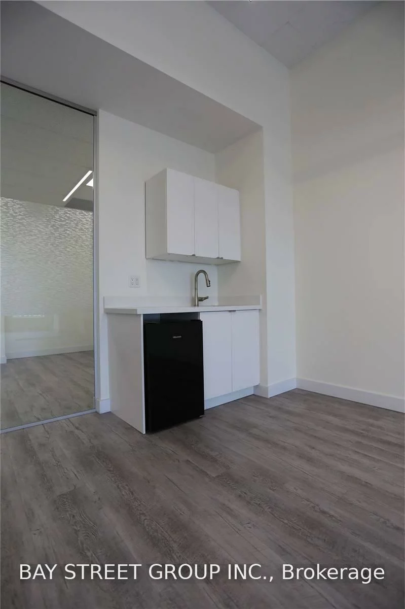 130, Queens, Waterfront Communities C8, Toronto