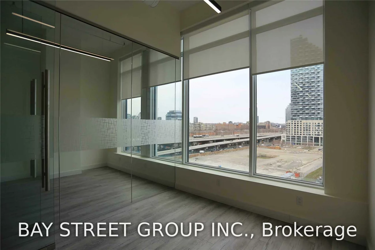 130, Queens, Waterfront Communities C8, Toronto