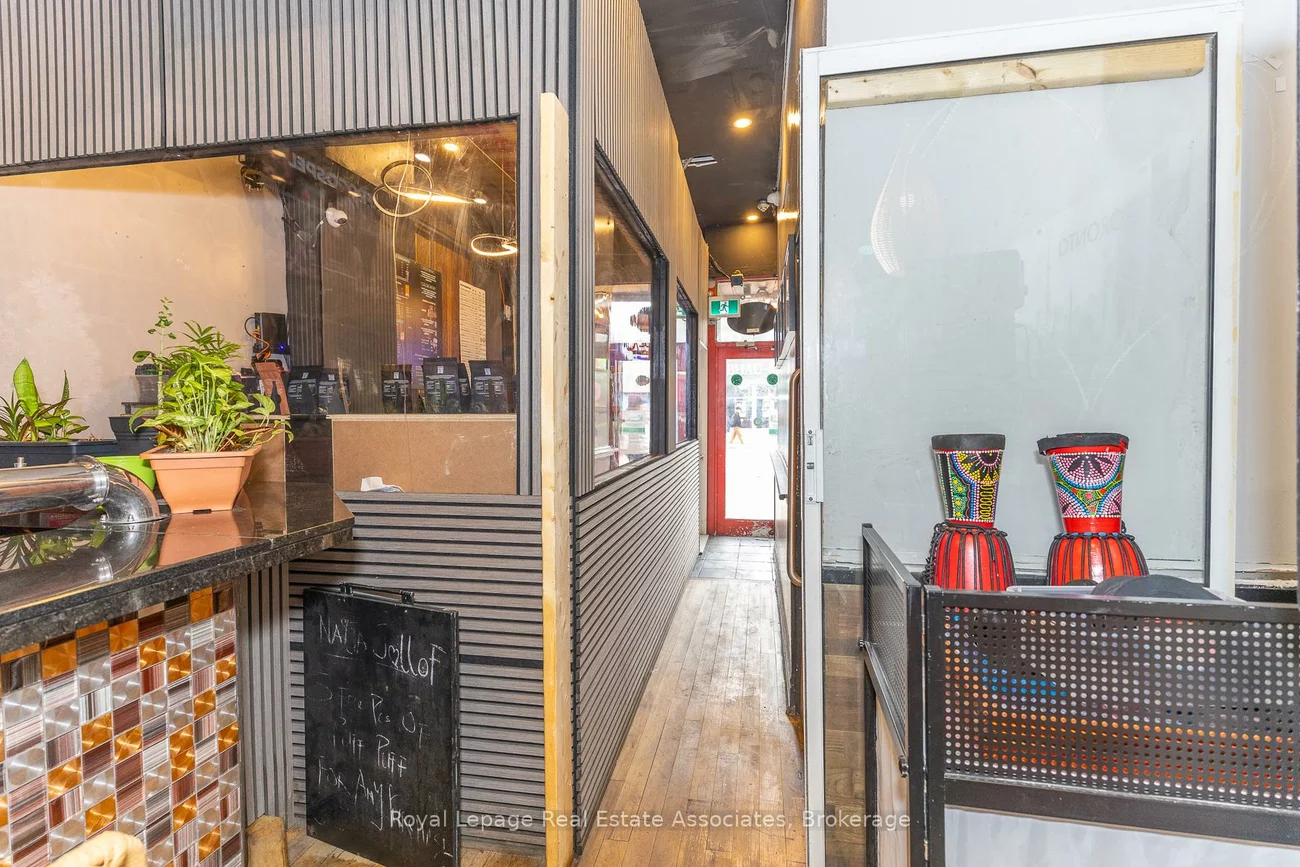 592, Queen, Trinity-Bellwoods, Toronto