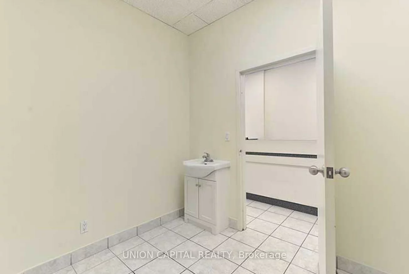 2811, Eglinton, Eglinton East, Toronto