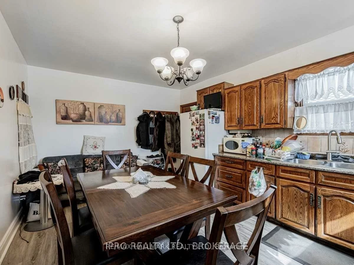 603, Logan, North Riverdale, Toronto