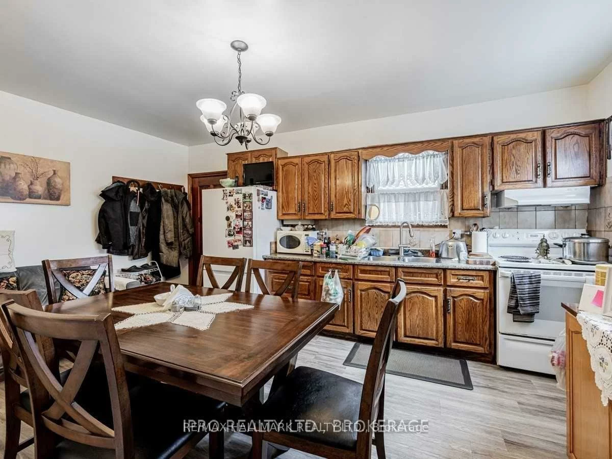 603, Logan, North Riverdale, Toronto