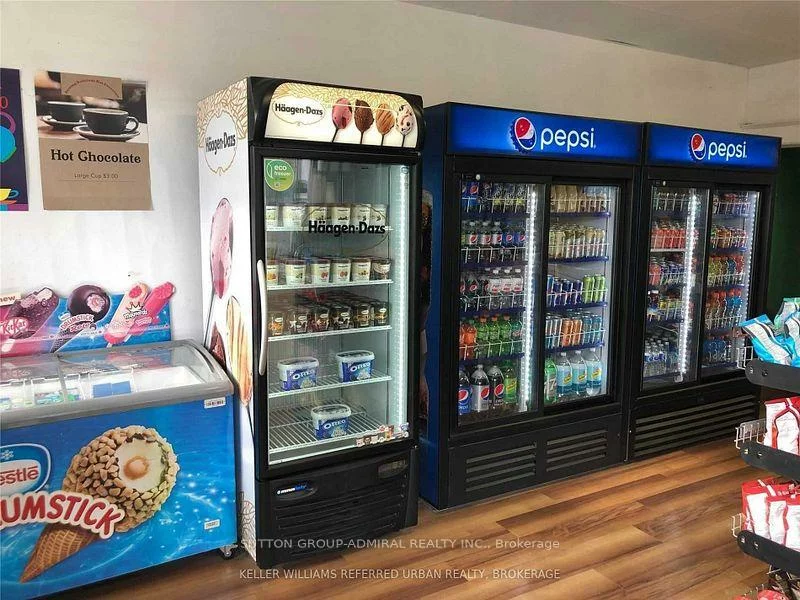 1572, Queen, Greenwood-Coxwell, Toronto