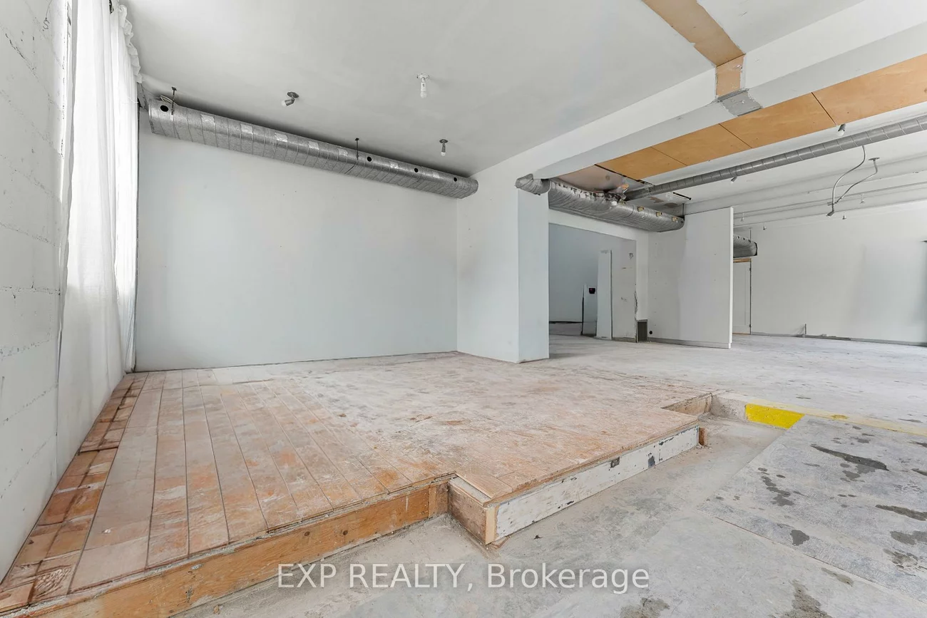 1558, Queen, Greenwood-Coxwell, Toronto