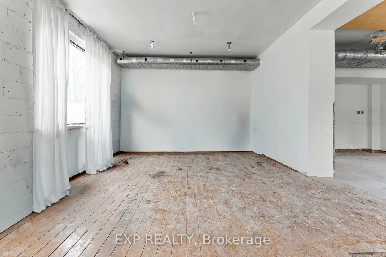 1558, Queen, Greenwood-Coxwell, Toronto