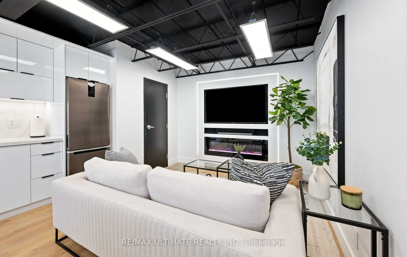 74, Hymus, Clairlea-Birchmount, Toronto