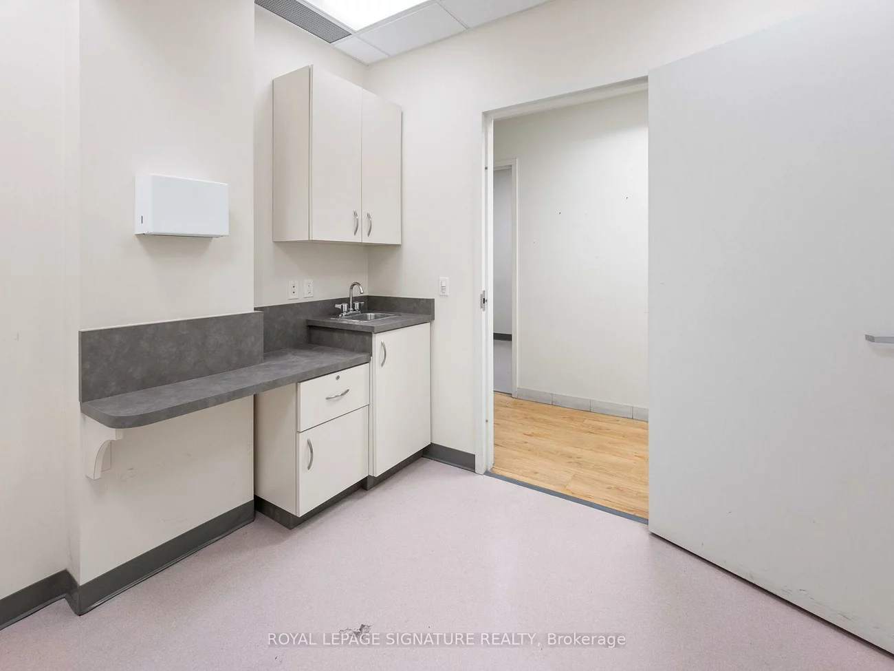 1560-, 1562 Queen, Roncesvalles, Toronto