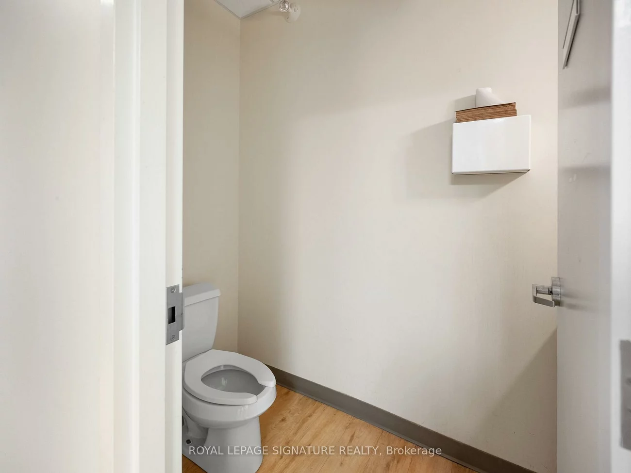 1560-, 1562 Queen, Roncesvalles, Toronto