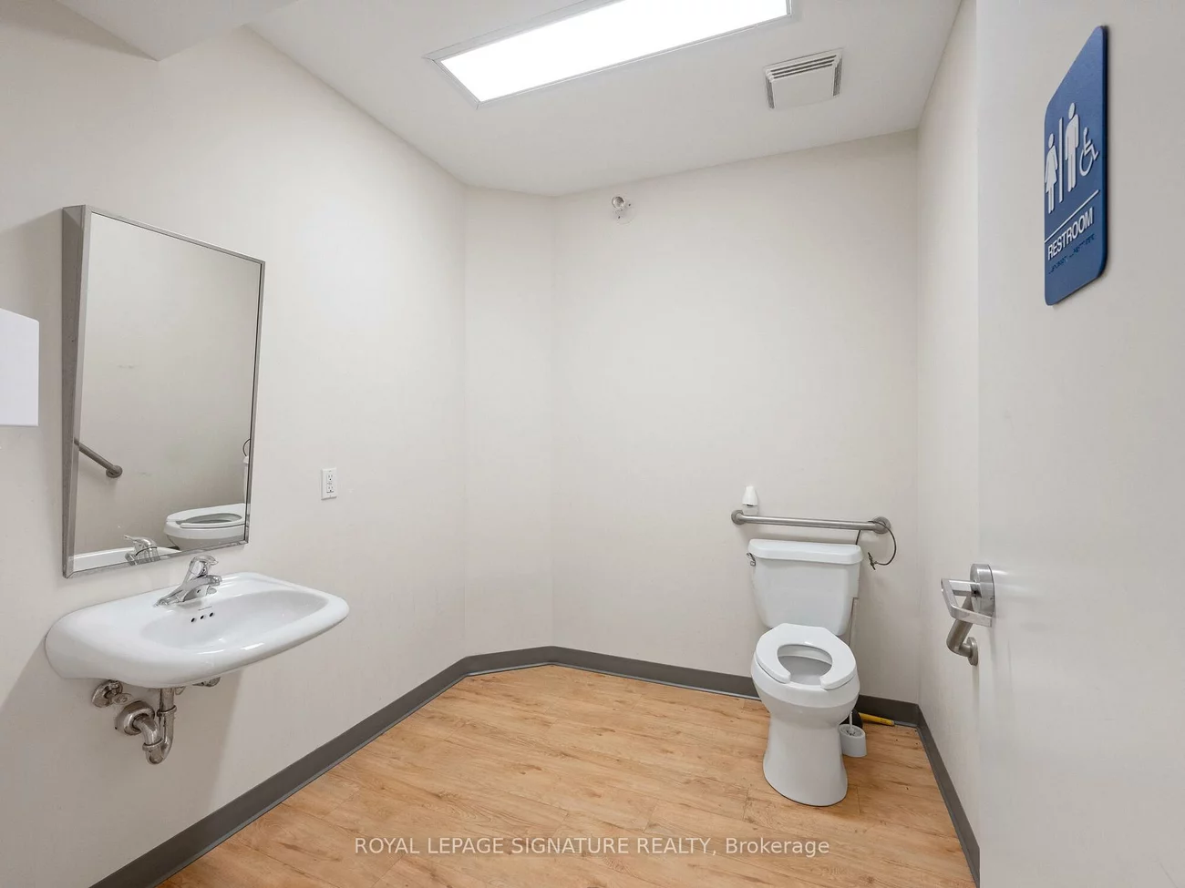 1560-, 1562 Queen, Roncesvalles, Toronto