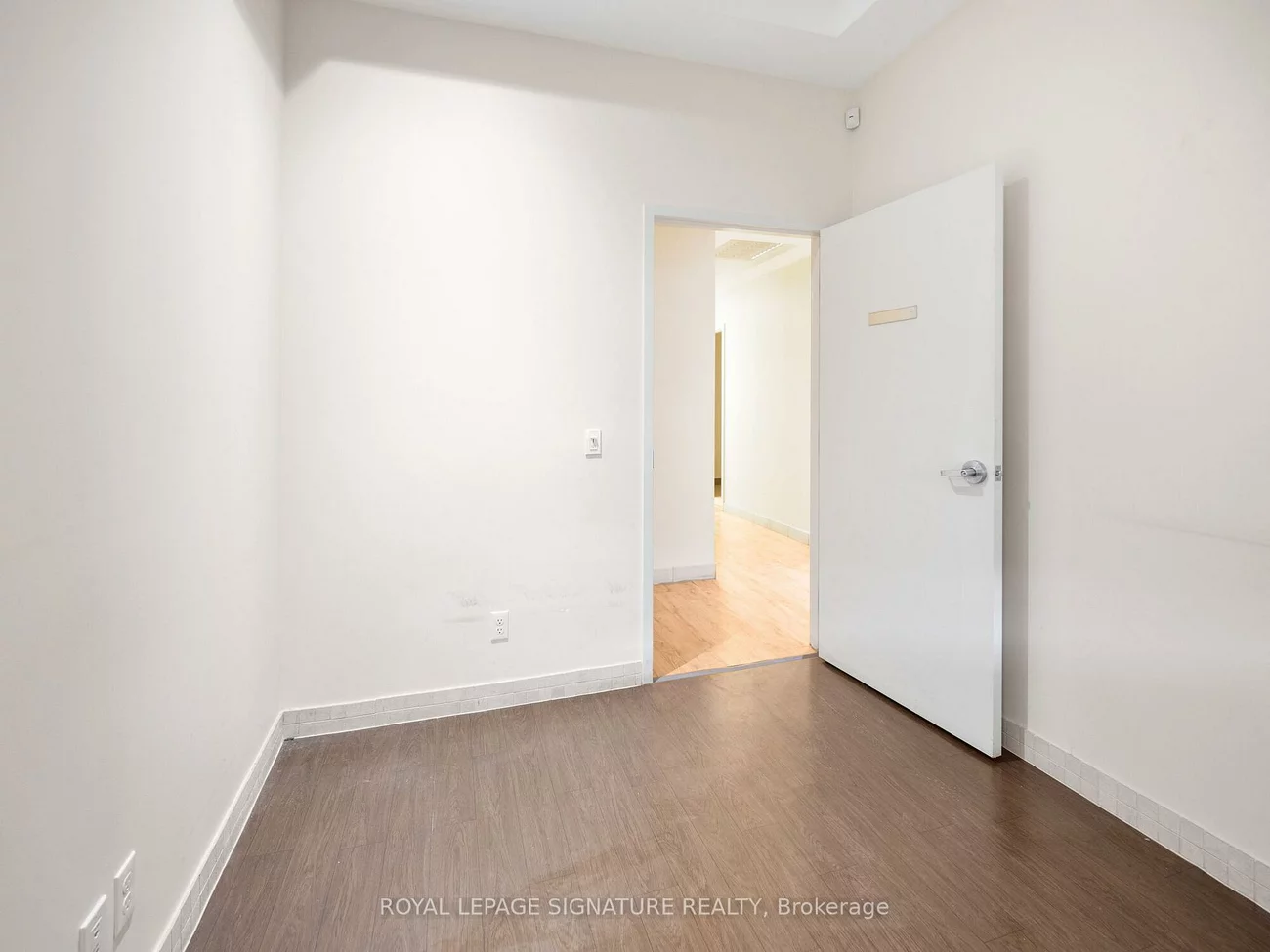 1560-, 1562 Queen, Roncesvalles, Toronto