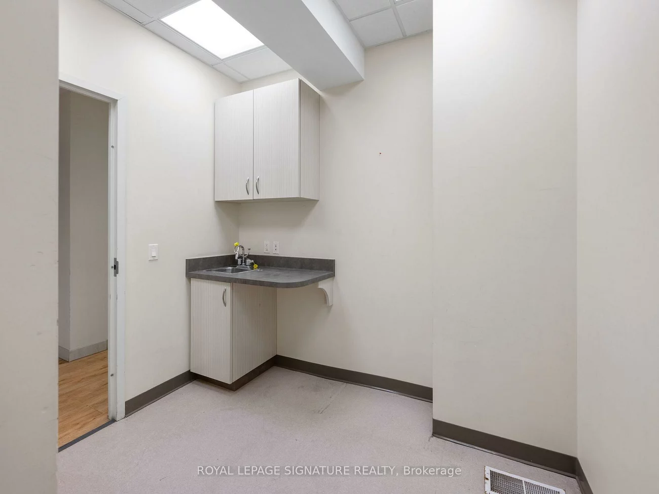 1560-, 1562 Queen, Roncesvalles, Toronto