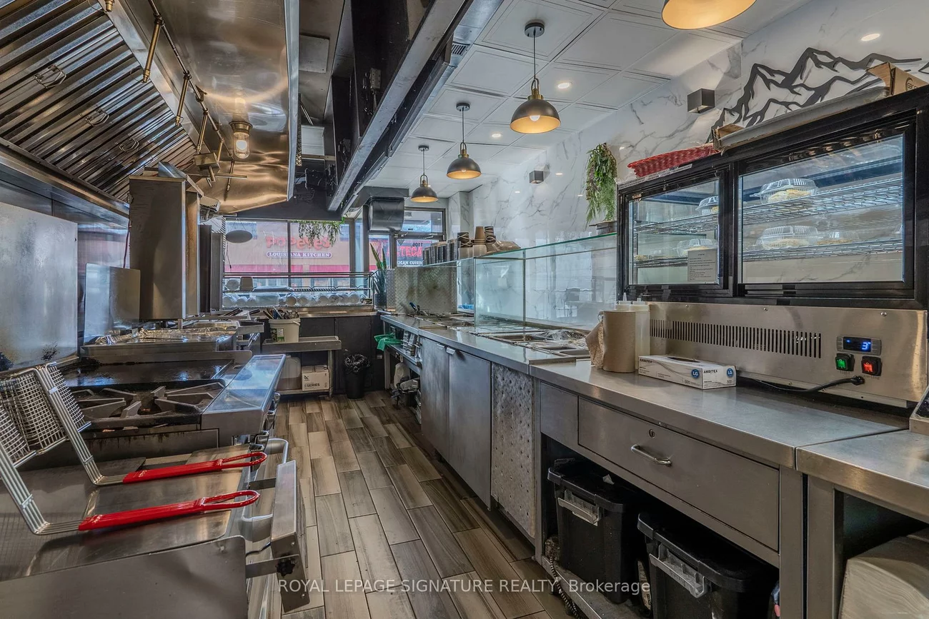 1106, Bloor, Dovercourt-Wallace Emerson-Junction, Toronto