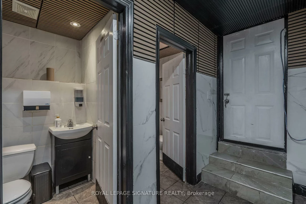 1106, Bloor, Dovercourt-Wallace Emerson-Junction, Toronto