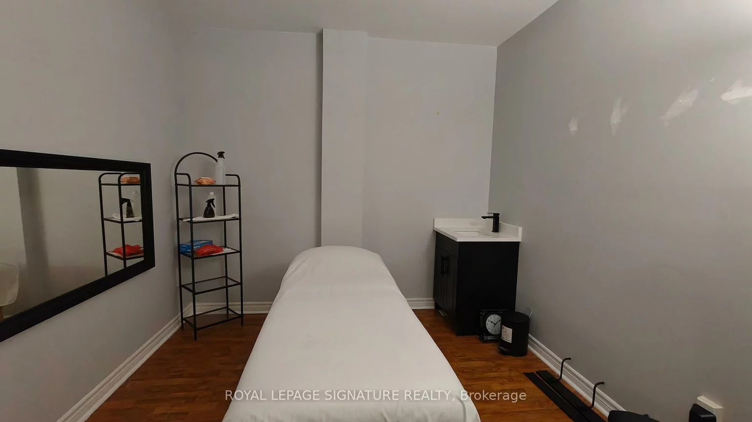 840, Brown's, Alderwood, Toronto