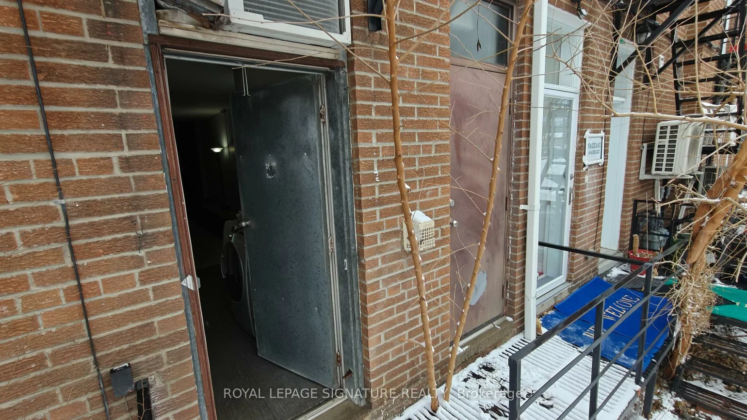 840, Brown's, Alderwood, Toronto