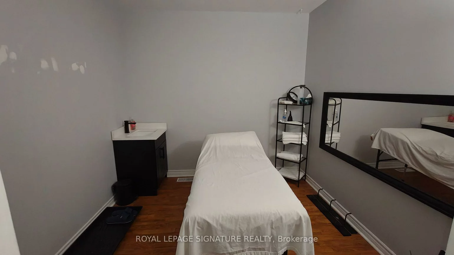 840, Brown's, Alderwood, Toronto