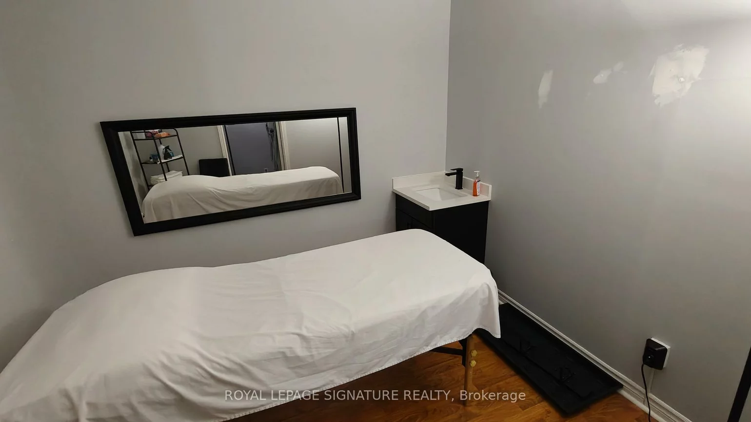 840, Brown's, Alderwood, Toronto