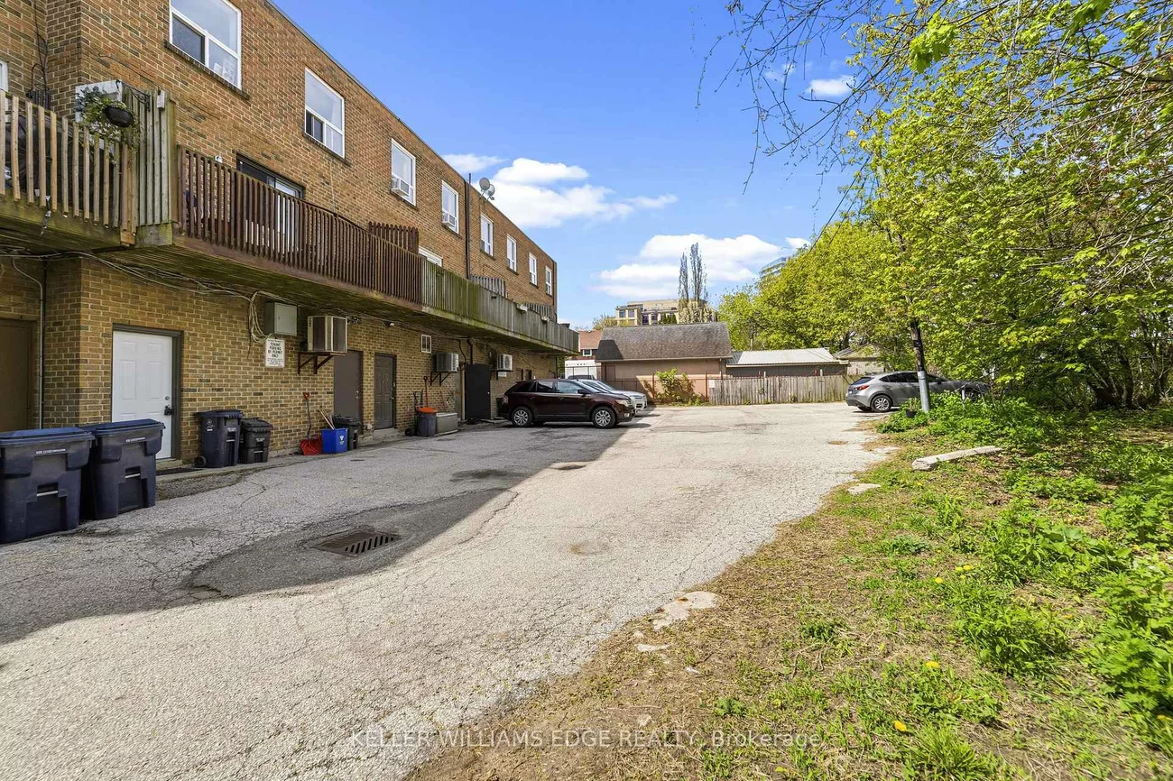 4136, Dundas, Edenbridge-Humber Valley, Toronto