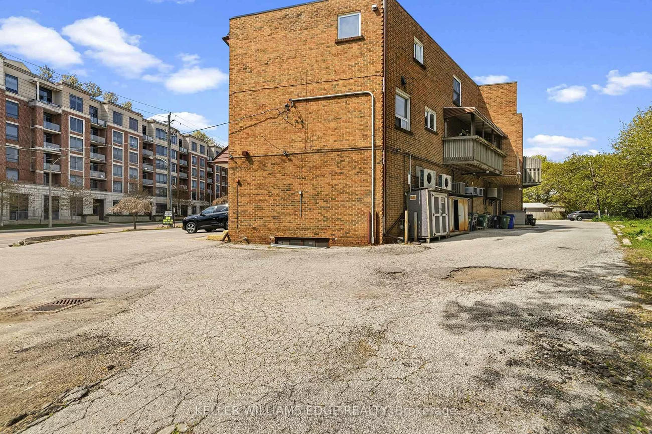 4136, Dundas, Edenbridge-Humber Valley, Toronto