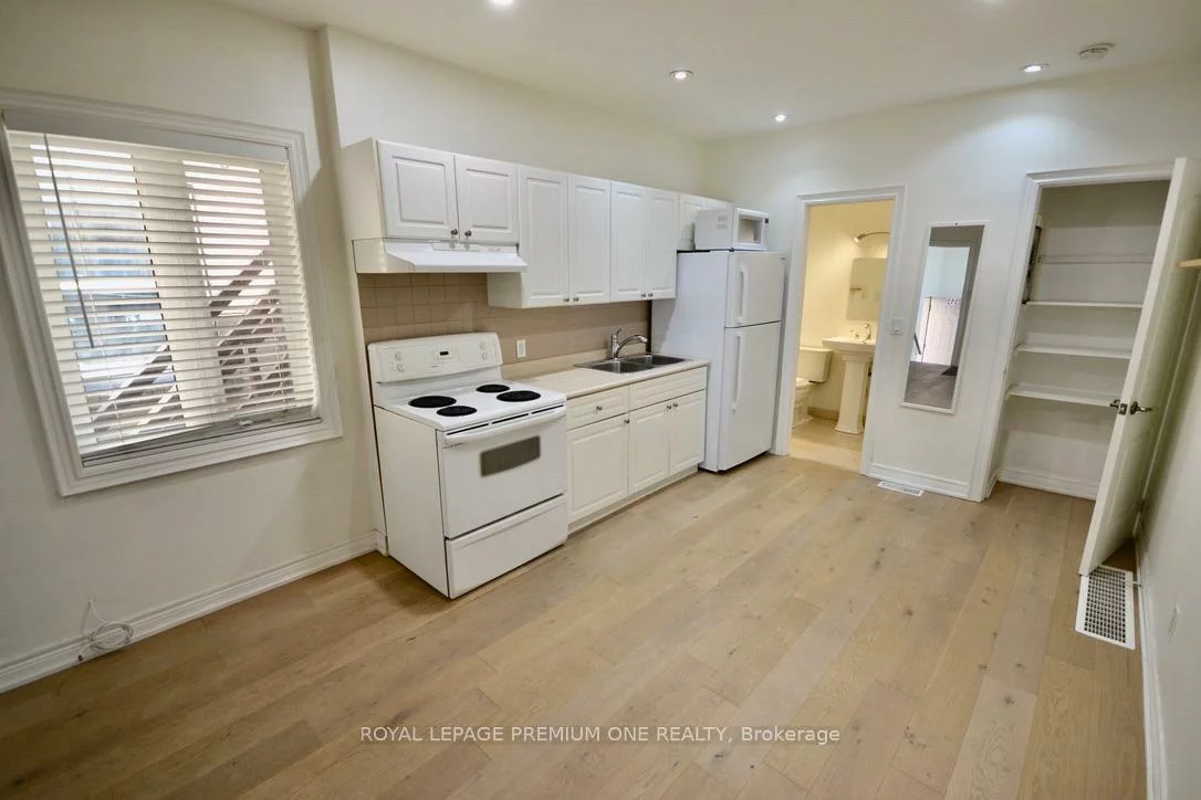 312, Rustic, Maple Leaf, Toronto