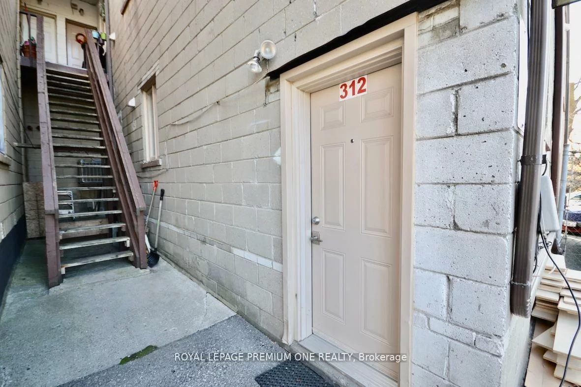 312, Rustic, Maple Leaf, Toronto