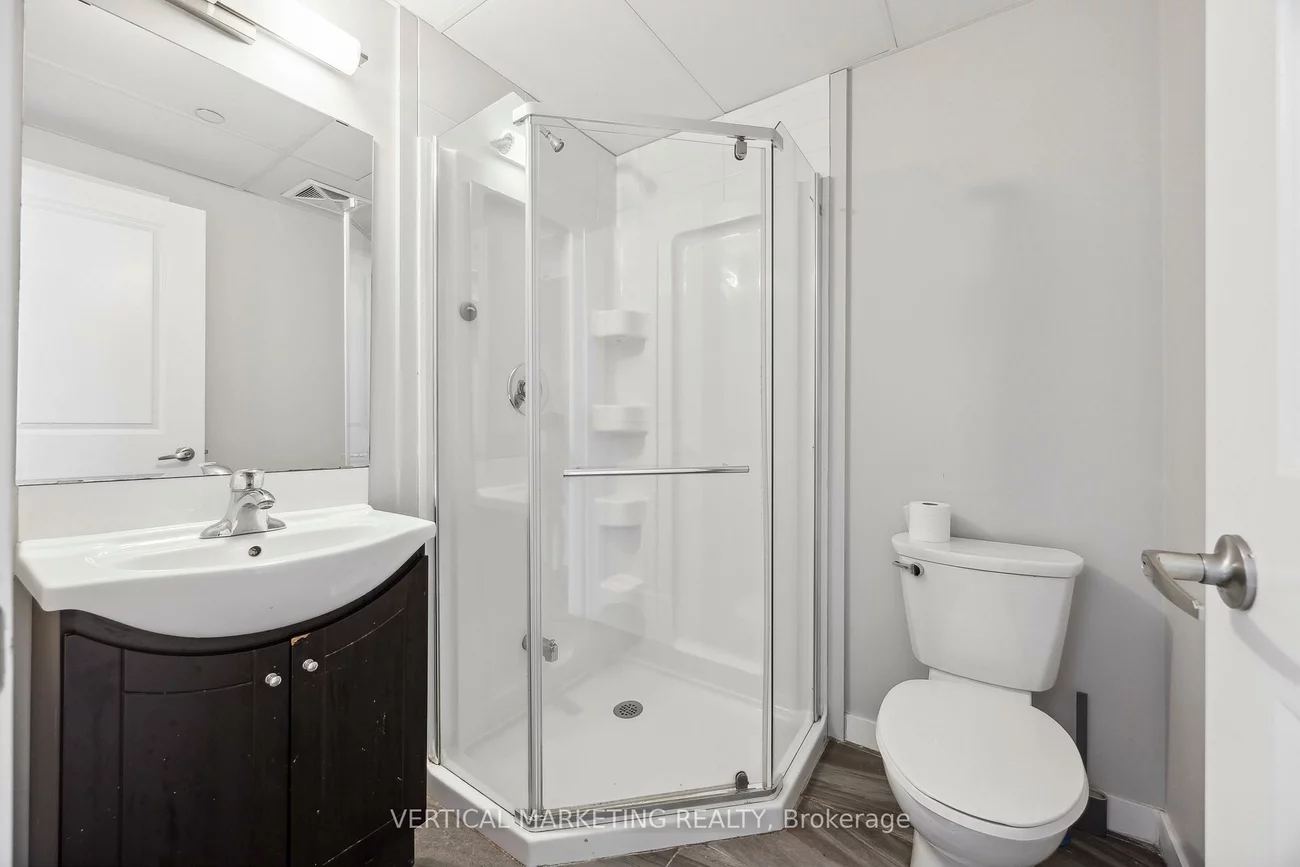 335, College, Kensington-Chinatown, Toronto