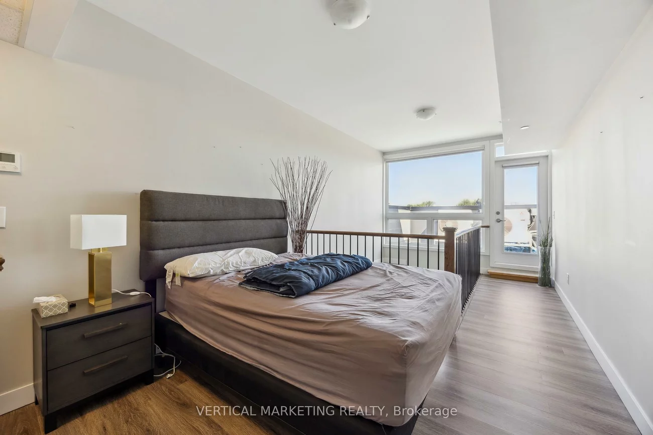 335, College, Kensington-Chinatown, Toronto