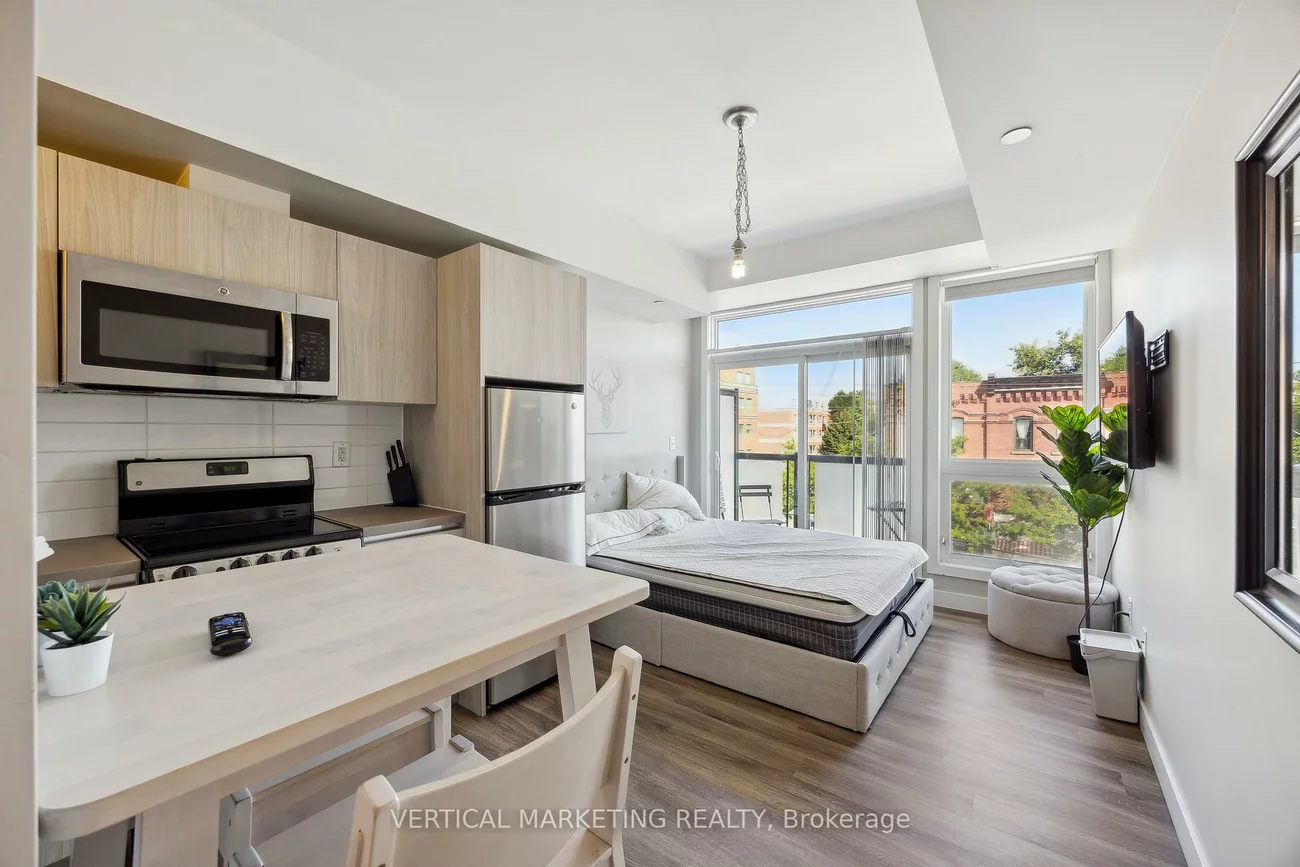 335, College, Kensington-Chinatown, Toronto