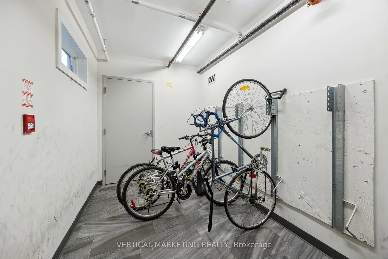 335, College, Kensington-Chinatown, Toronto