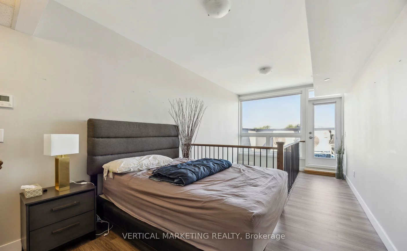 335, College, Kensington-Chinatown, Toronto