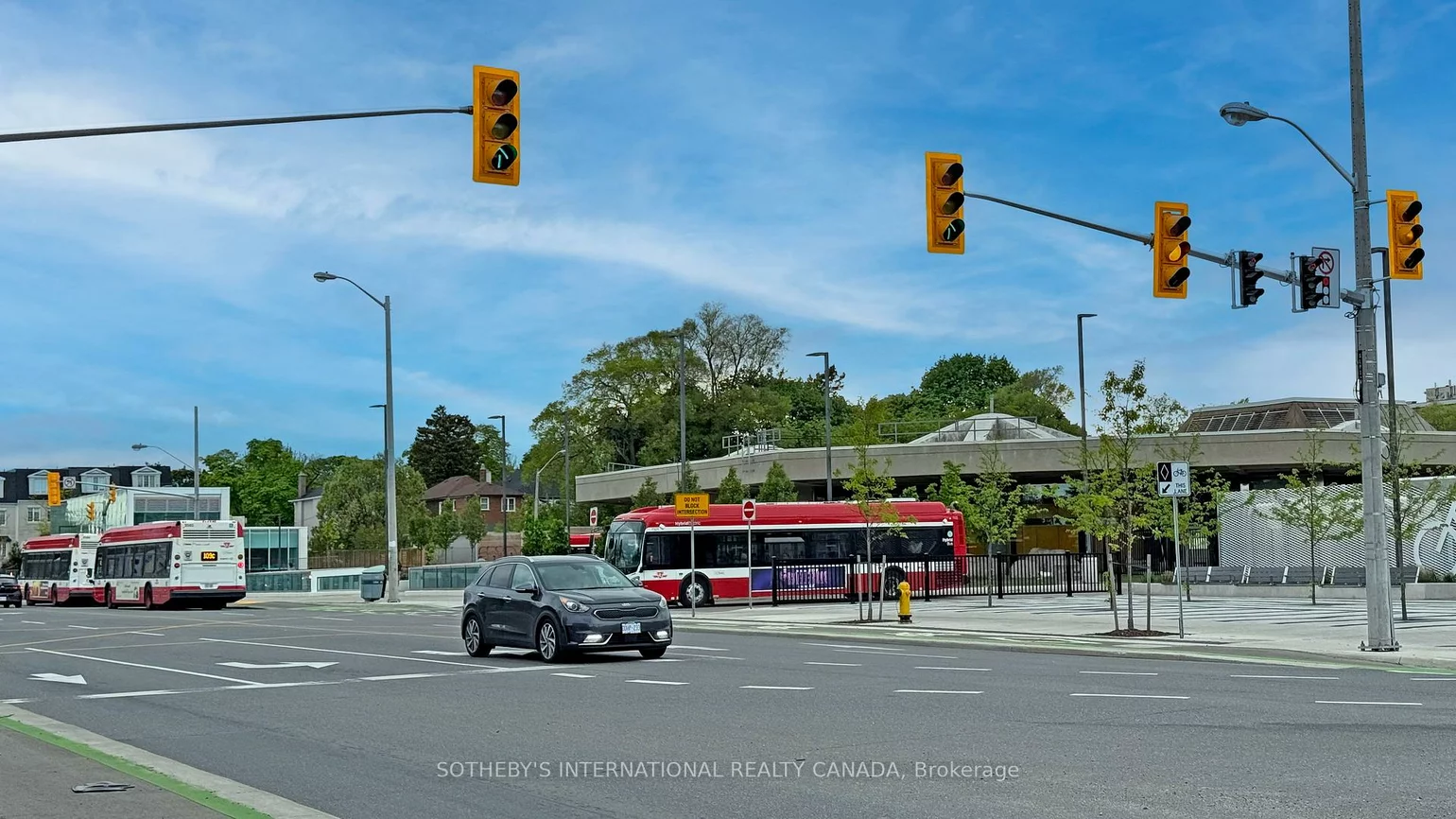 1172, Eglinton, Forest Hill North, Toronto