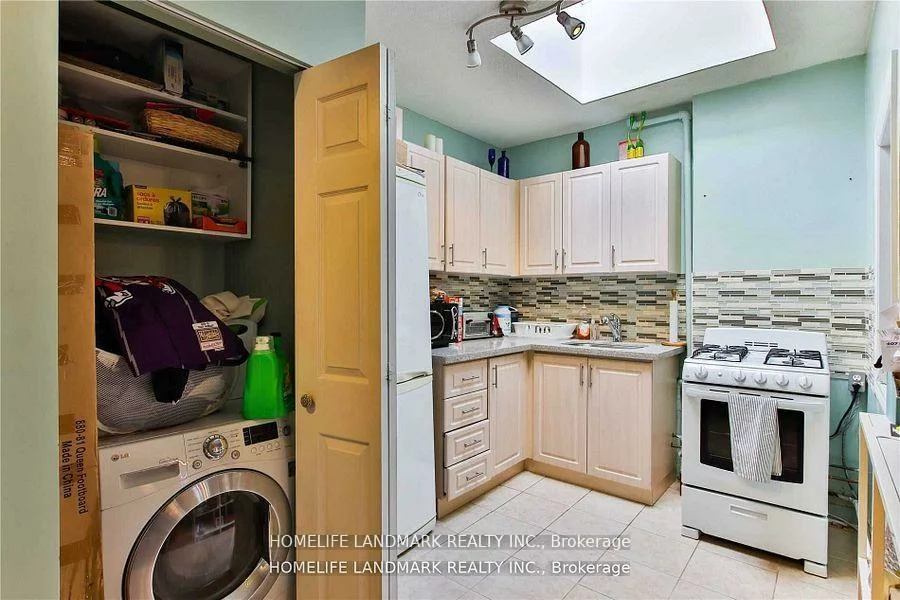2607, Yonge, Mount Pleasant East, Toronto
