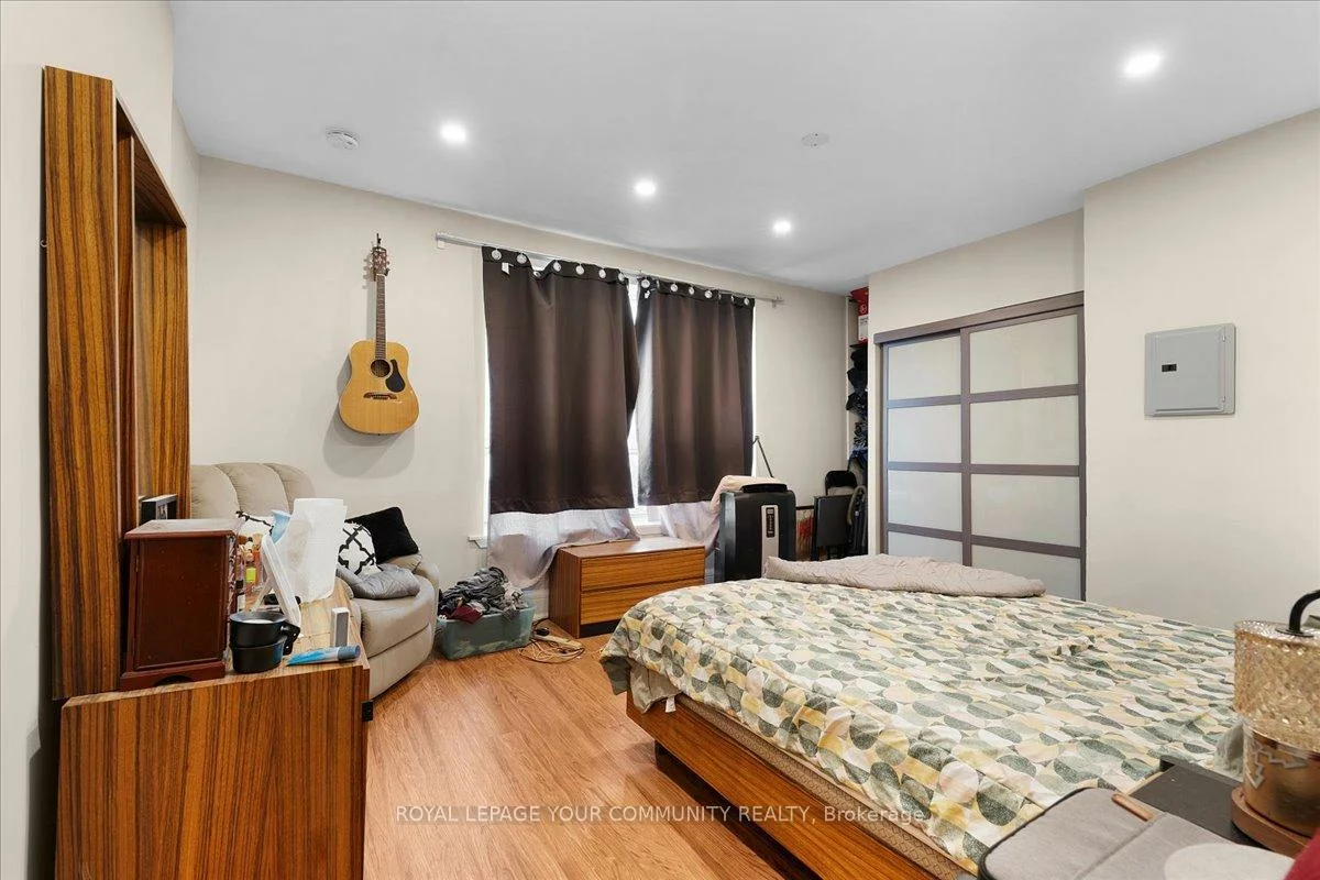 676, Bloor, Annex, Toronto