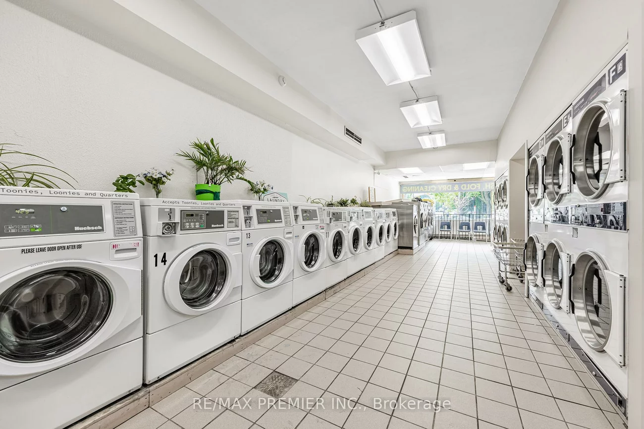 3201, Bathurst, Bedford Park-Nortown, Toronto