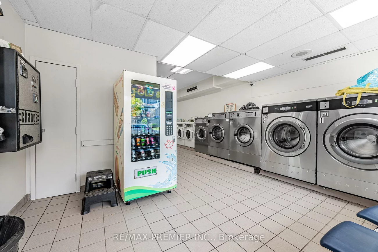 3201, Bathurst, Bedford Park-Nortown, Toronto