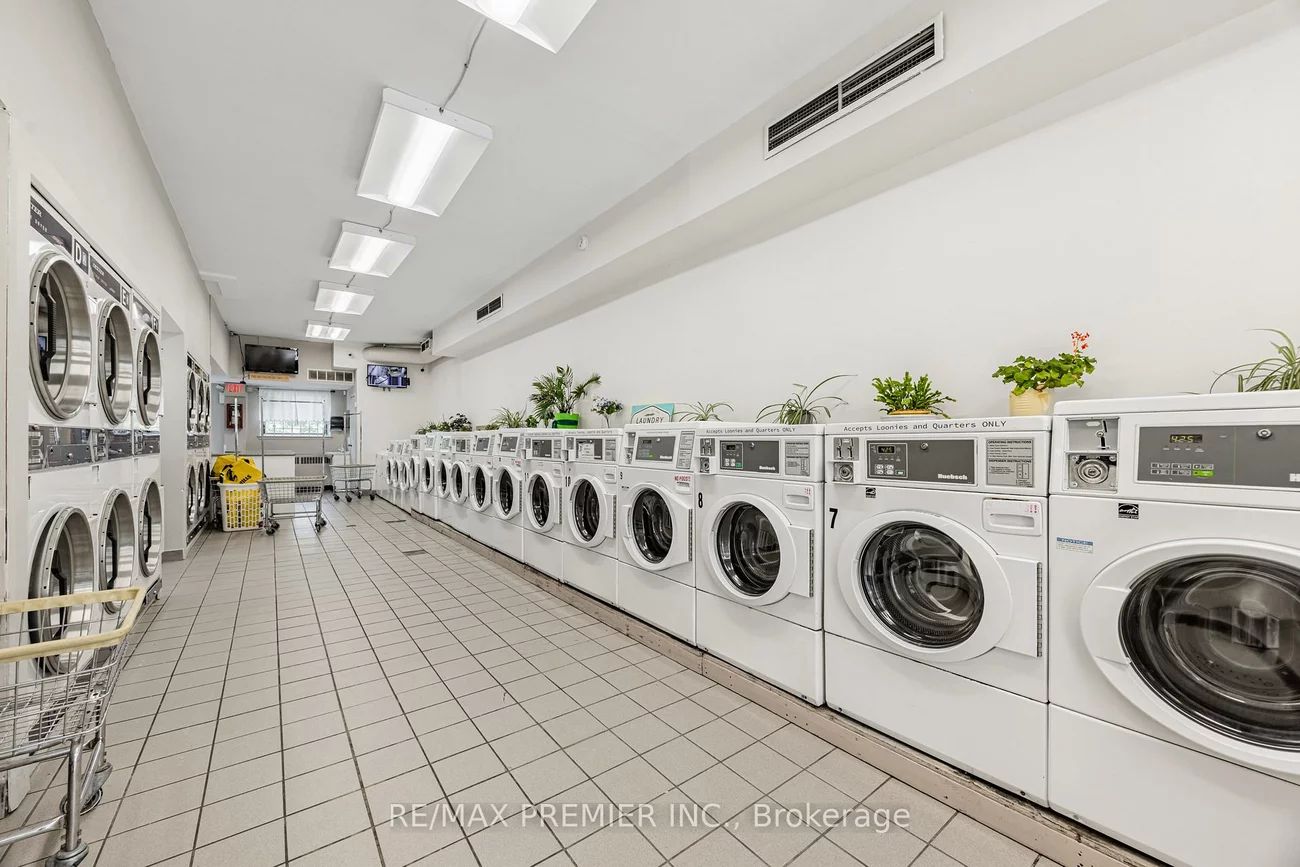 3201, Bathurst, Bedford Park-Nortown, Toronto