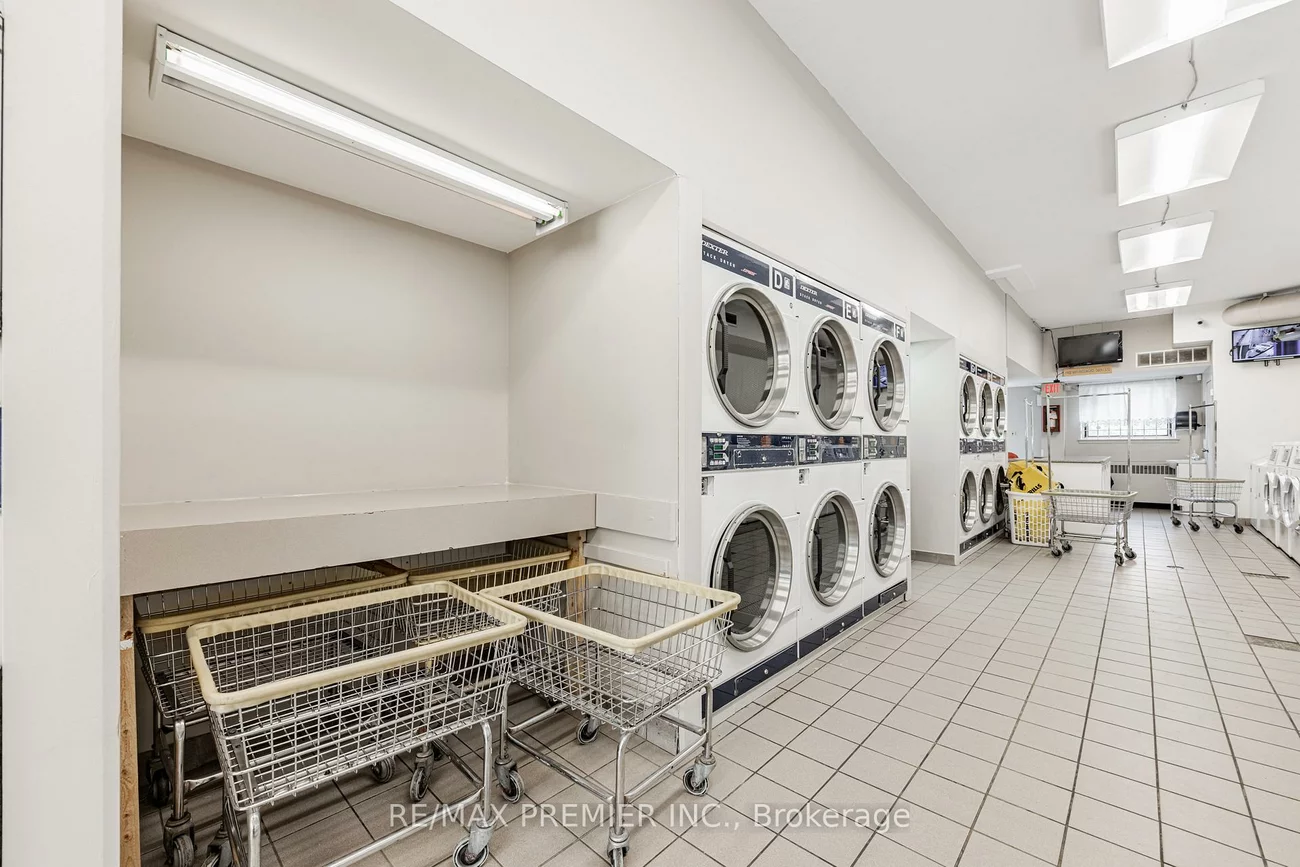 3201, Bathurst, Bedford Park-Nortown, Toronto
