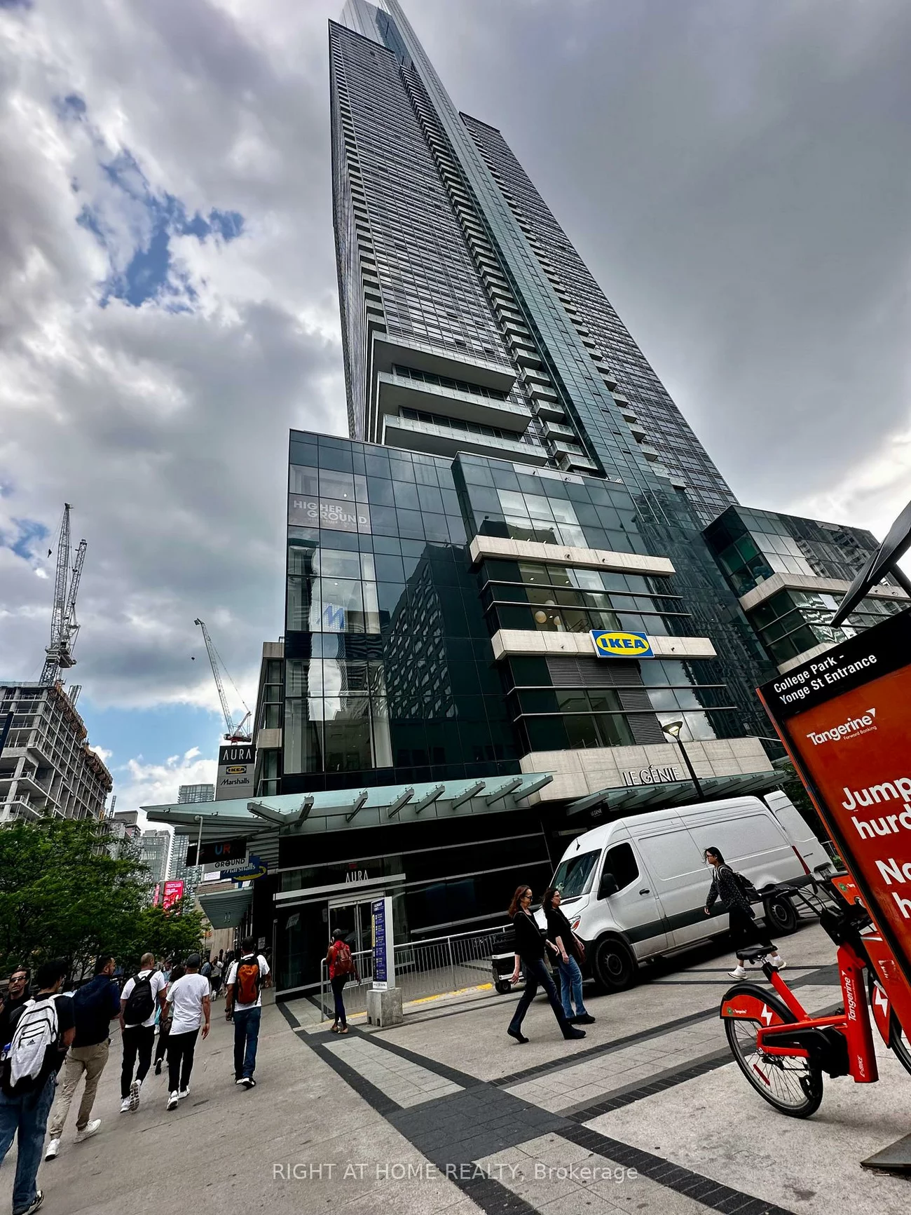 384, Yonge, Bay Street Corridor, Toronto