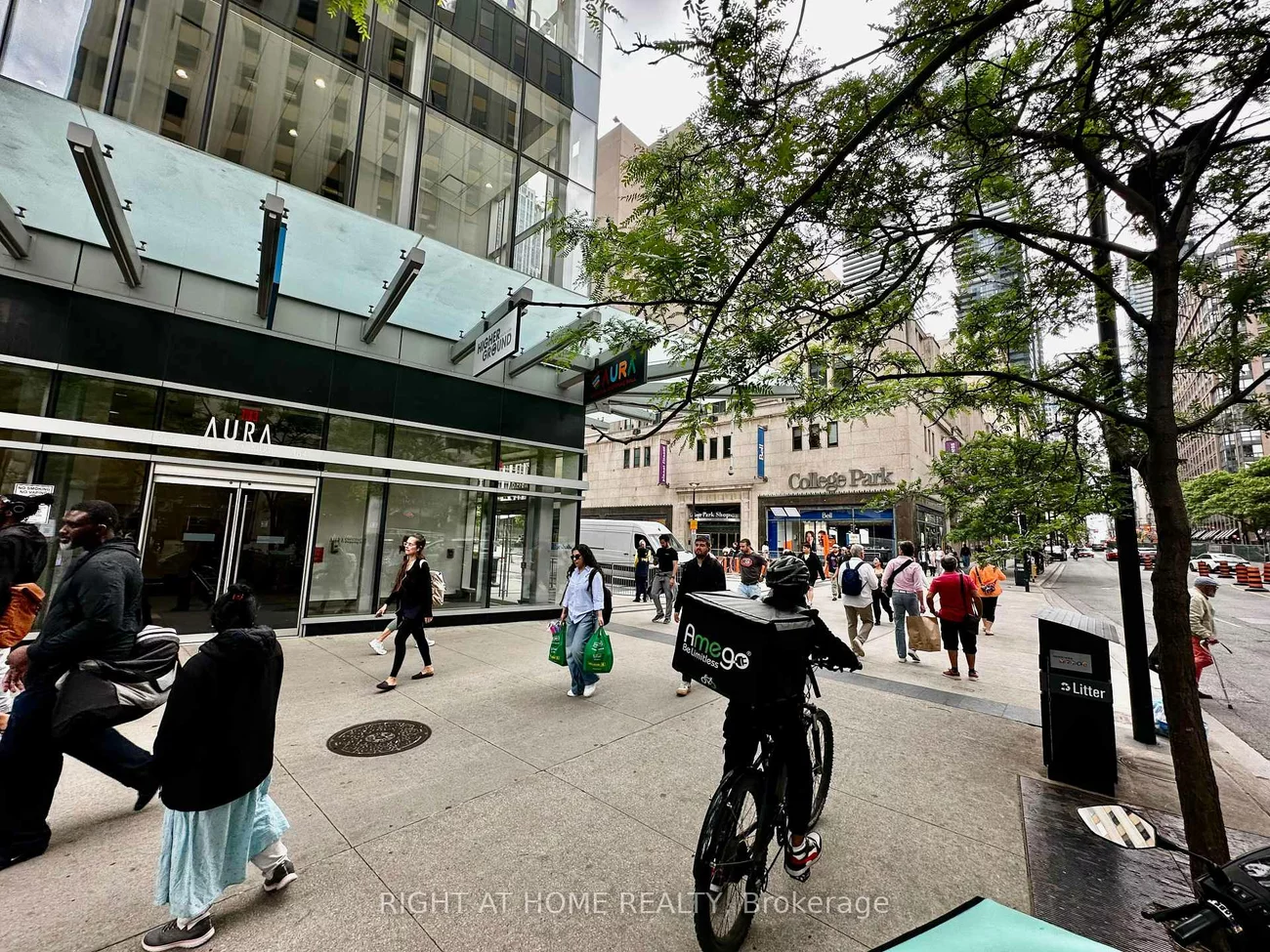 384, Yonge, Bay Street Corridor, Toronto