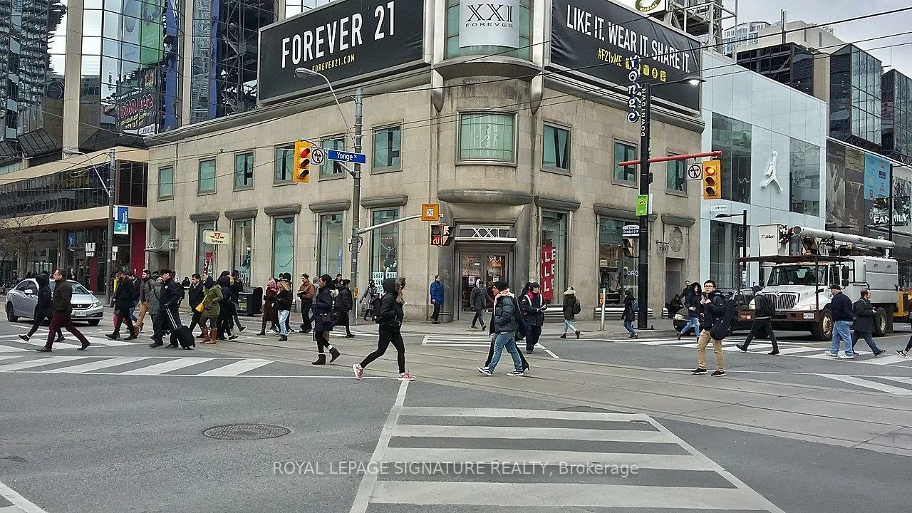 384, Yonge, Bay Street Corridor, Toronto