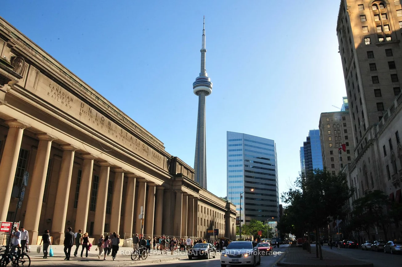 384, Yonge, Bay Street Corridor, Toronto