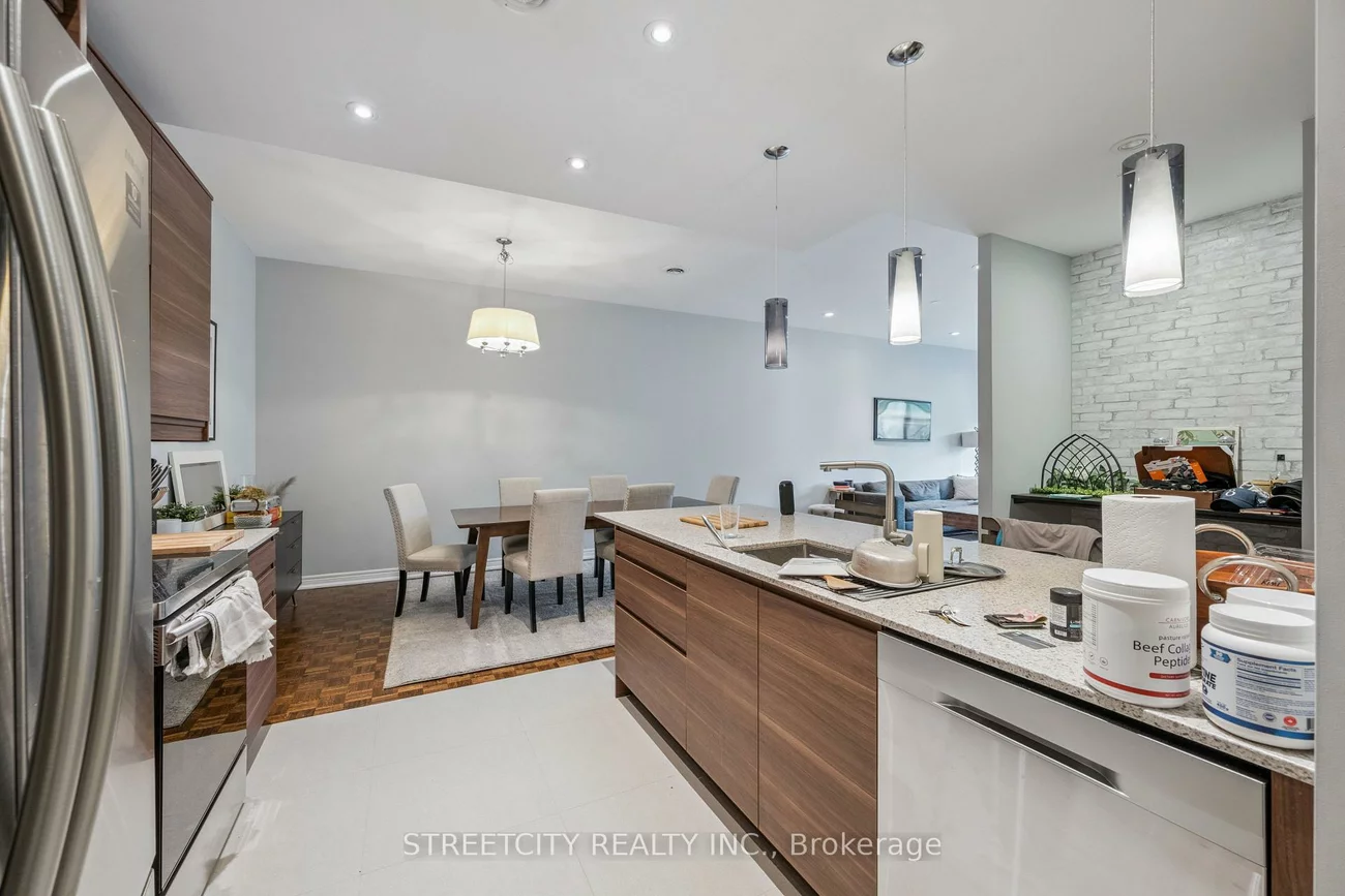 837, Dundas, Trinity-Bellwoods, Toronto
