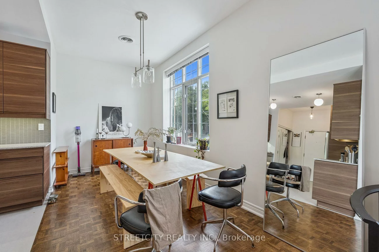 837, Dundas, Trinity-Bellwoods, Toronto