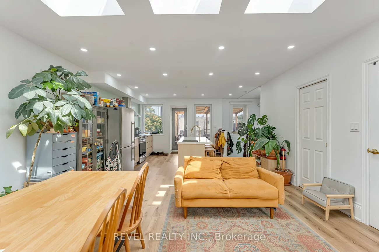 290, Gerrard, Cabbagetown-South St. James Town, Toronto