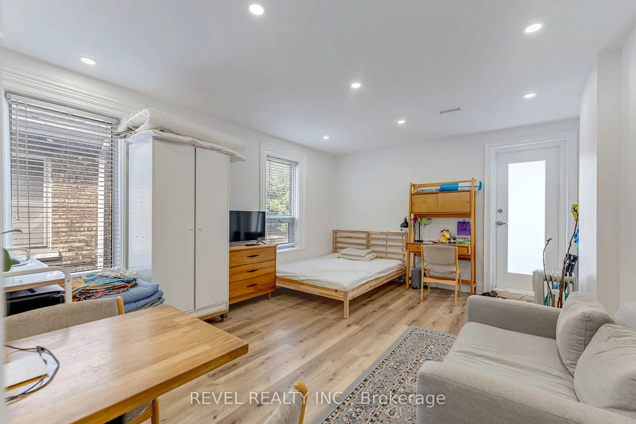 290, Gerrard, Cabbagetown-South St. James Town, Toronto
