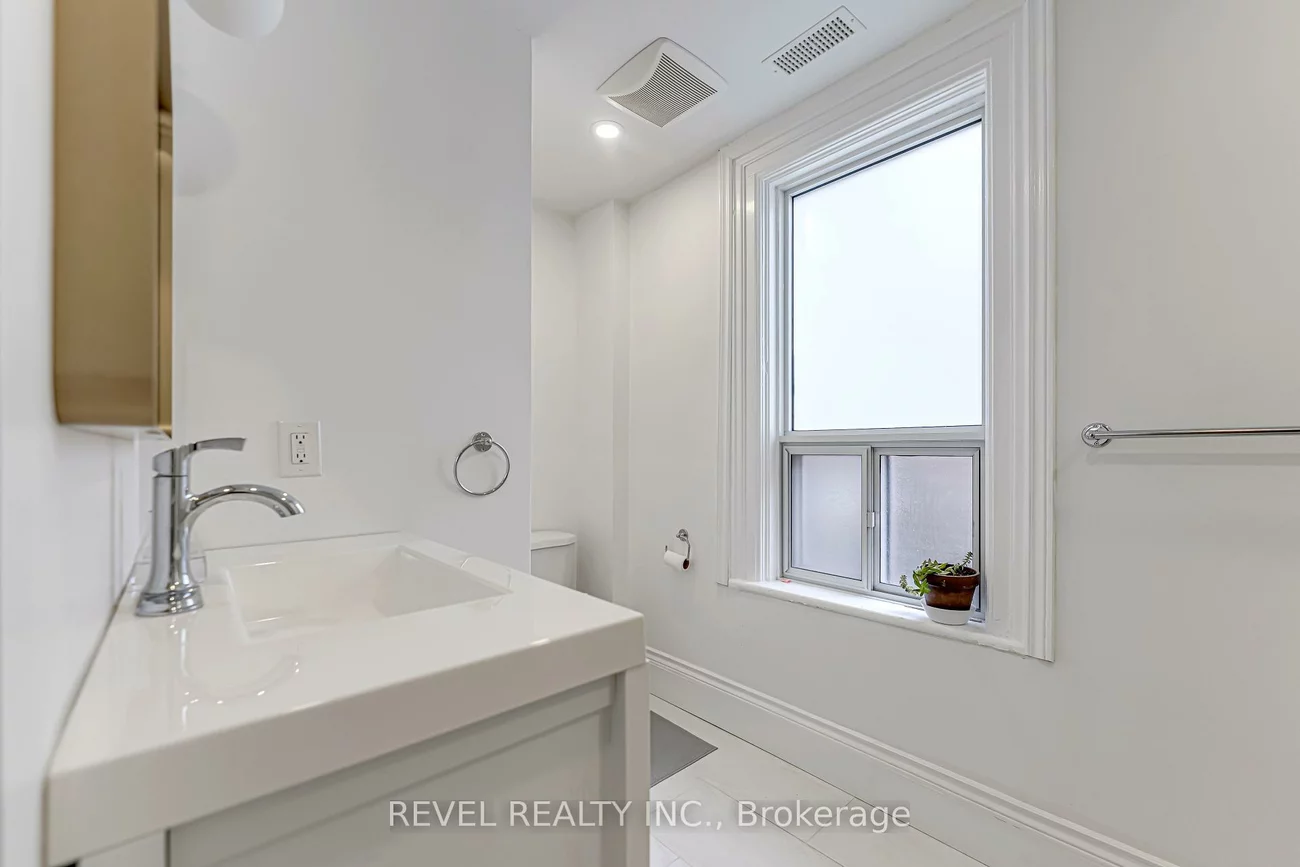 290, Gerrard, Cabbagetown-South St. James Town, Toronto